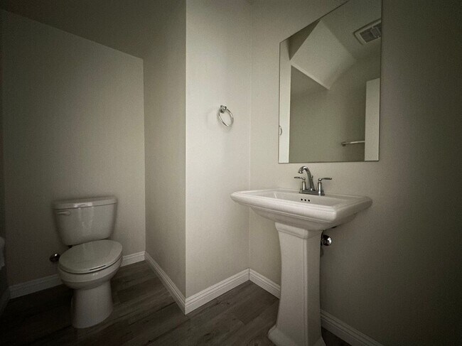 Building Photo - 3 Bedroom home for lease in Ontario