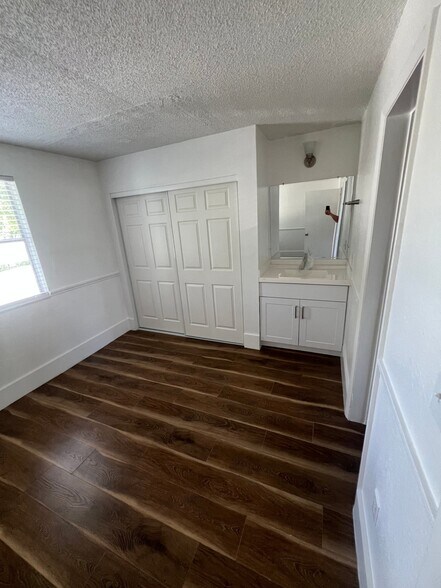 Building Photo - 887 Crystal Lake Dr