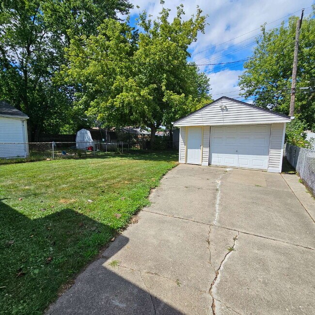 Building Photo - 2 bed, 1 bath renovated ranch. Kitchen has new cabinets, granite counters. All appliances, remode...