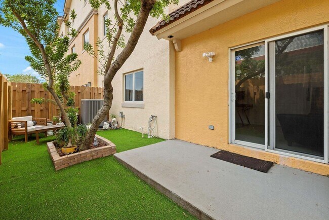 Building Photo - 2001 Coral Heights Blvd