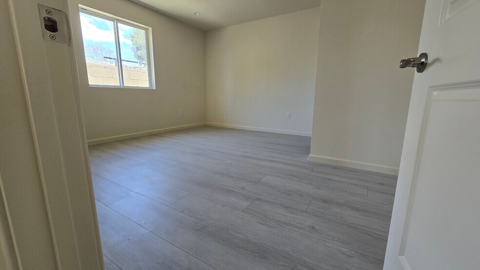 Building Photo - 10931 Hayvenhurst Ave