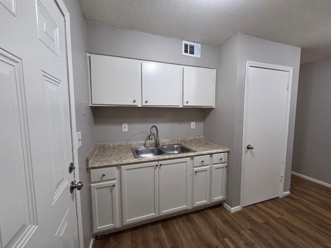 Building Photo - 3443 Rosamond Ave