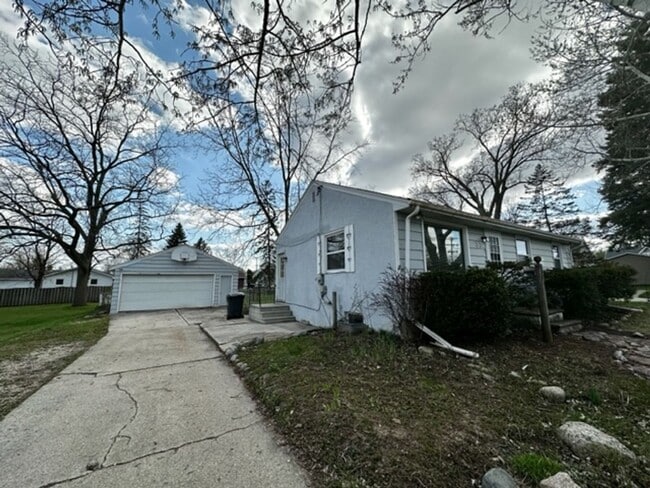 Building Photo - Charming 3 Bedroom 1 Bath Single Family Home