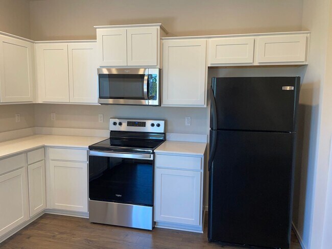 Building Photo - HALF OFF FIRST MONTHS RENT 3 Bed 2.5 Bath ...