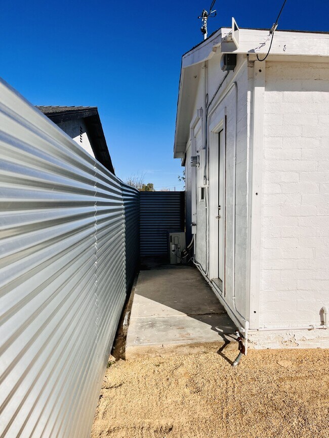 Building Photo - Adorable Studio Cabin near Joshua Tree Town Center