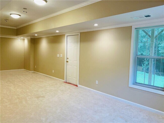 Building Photo - 3400 Palm Cir