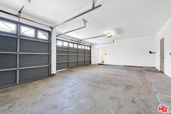 Building Photo - 5532 Angelus Ave