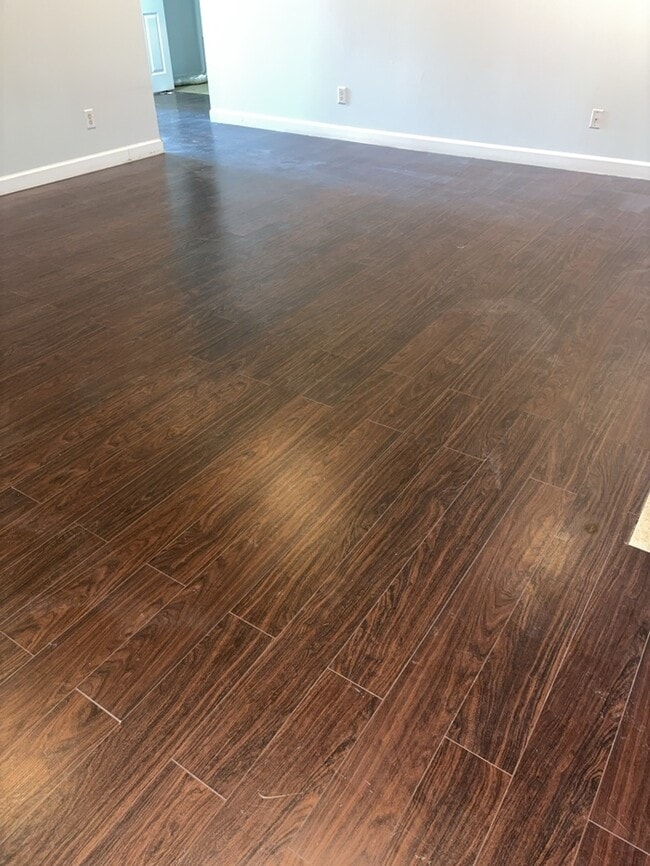 Building Photo - 3 Bedroom 2 Bathroom