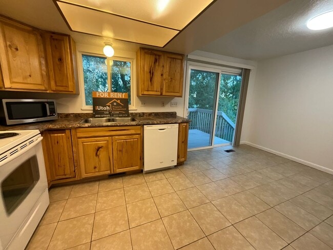 Building Photo - 681 E 2300 N