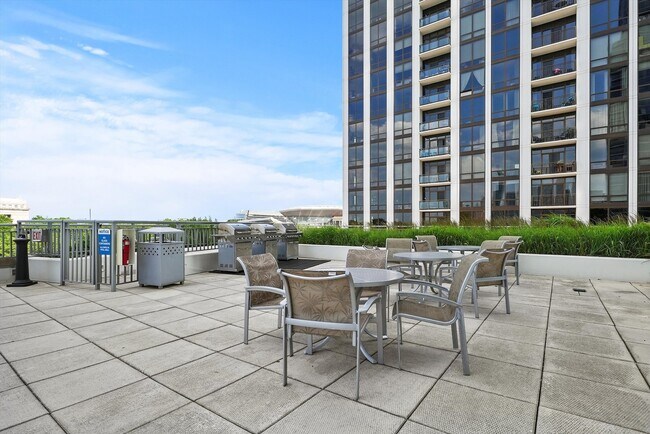 Building Photo - 1235 S Prairie Ave