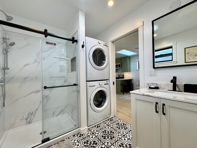 Building Photo - Furnished ADU 1 Bedroom 1 Bathroom Less Th...