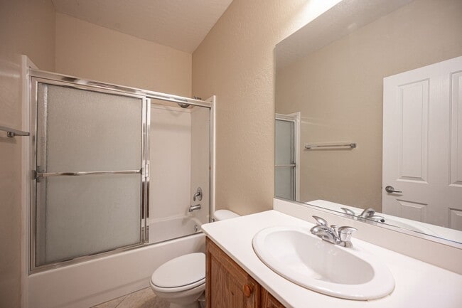 Building Photo - Beautiful single story home (55+). 3 Bed 2...