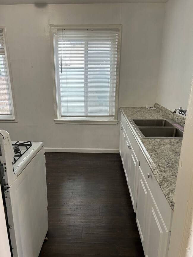 Building Photo - One Bedroom Near Downtown Hayward