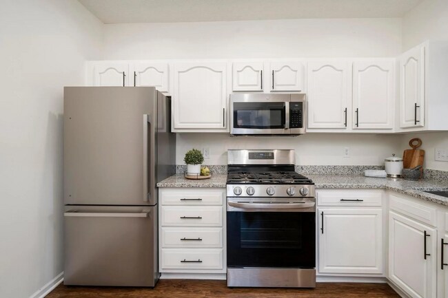 Building Photo - Elegant 3 Bed / 1.5 Bath Renovated Home in...