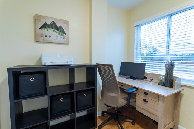 Building Photo - Spacious Updated Unit of Quadplex Availabl...