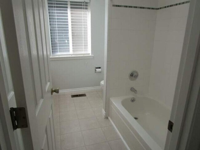 Building Photo - 4 Bedroom, 2.5 Bathroom Artondale area home