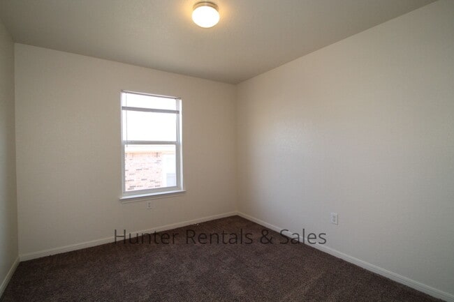 Building Photo - Cove Three-Bedroom!