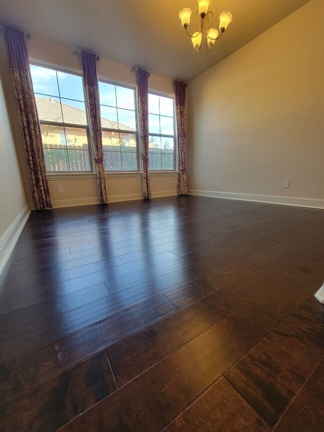 Building Photo - Beautiful 5 bedroom home in Empire Ranch