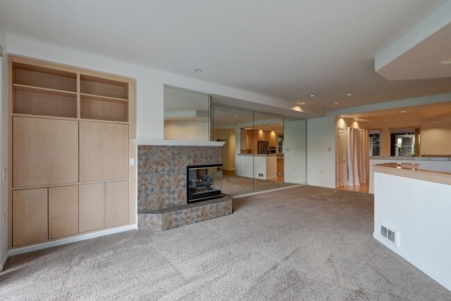 Building Photo - Large 2bd, 2ba Condo Available w/ Lake Uni...