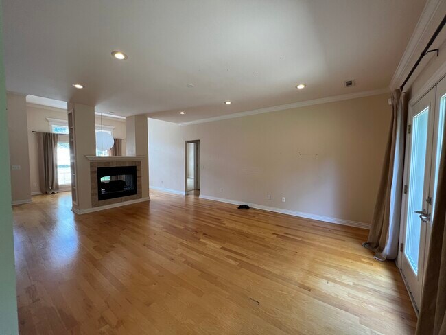 Building Photo - 2556 S College Dr