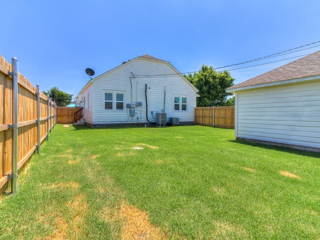 Building Photo - Beautifully Remodeled 2 bed / 1 bath