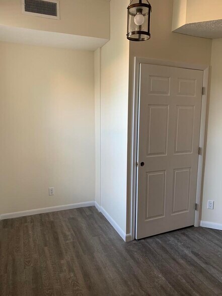 Foyer w/ enclosed laundry - 1619 Mansfield St
