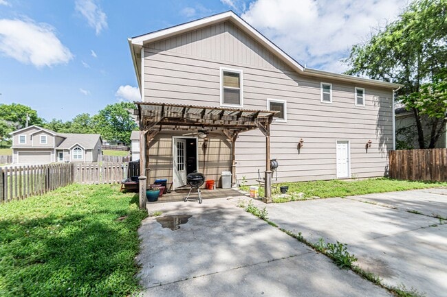 Building Photo - Spacious single family home