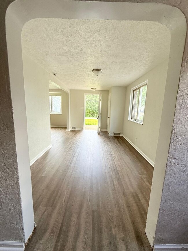 Building Photo - Spacious 3BD/1BA Single Family Home in Pen...