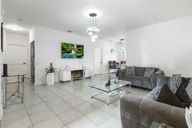 Building Photo - 2741 NE 4th St