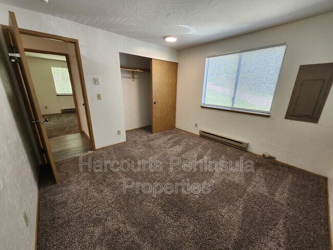 Building Photo - 6465 Lewis Dr NE