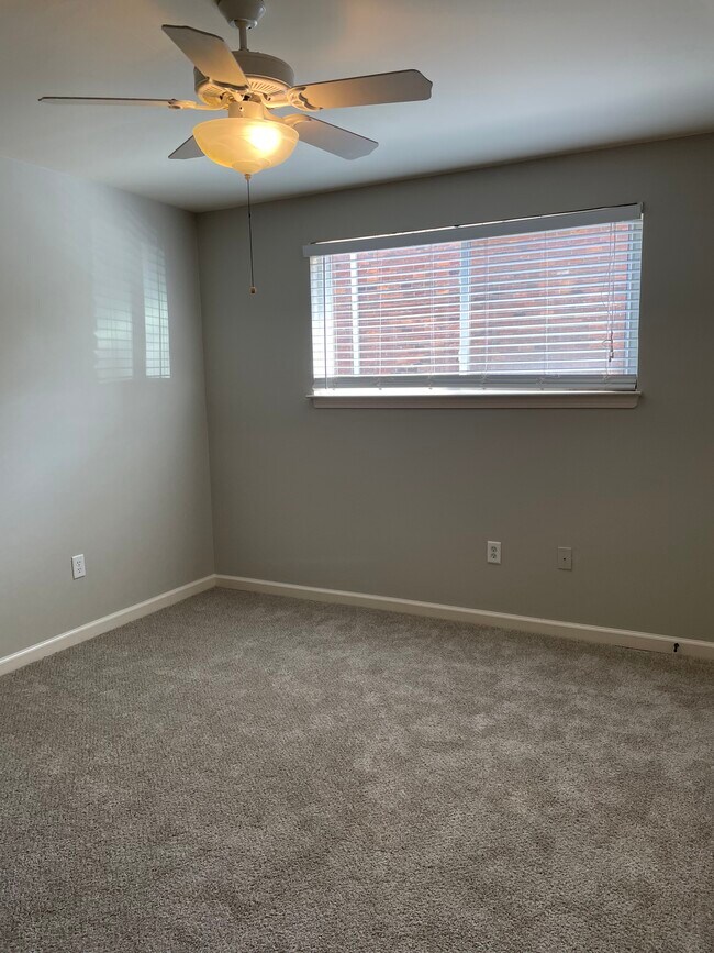 Master bedroom - 210 S McLean Blvd