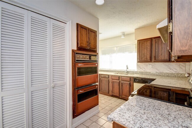 Building Photo - 9510 Huntington Way Dr