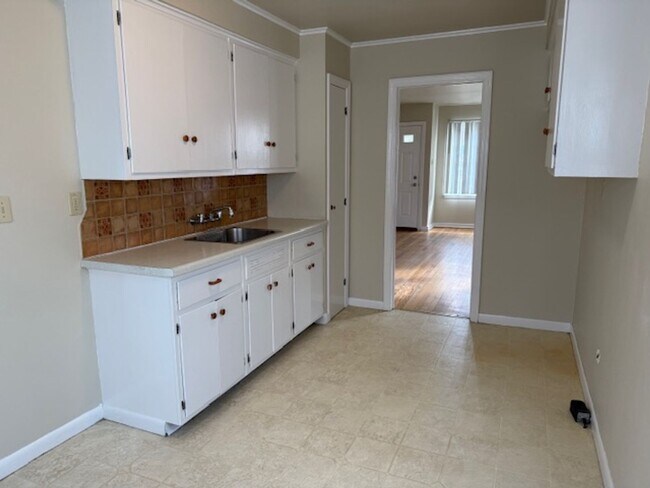 Building Photo - West Allis 3 bedroom 1 bath with 2 car garage