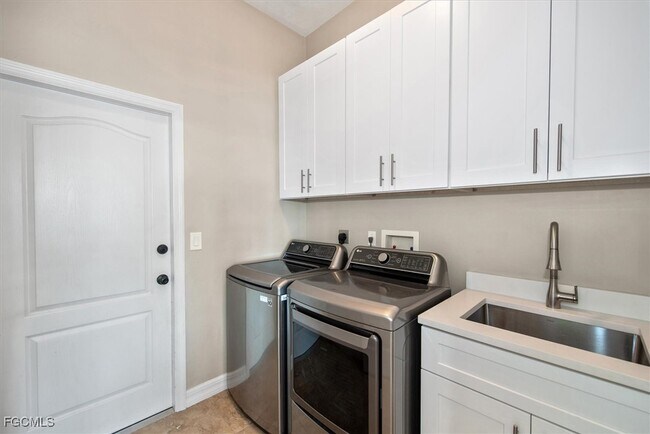 Building Photo - 4413 SW 26th Ct