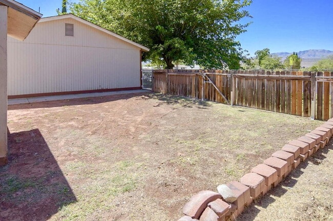 Building Photo - 4-Bedroom Retreat in Saint George – Cozy a...