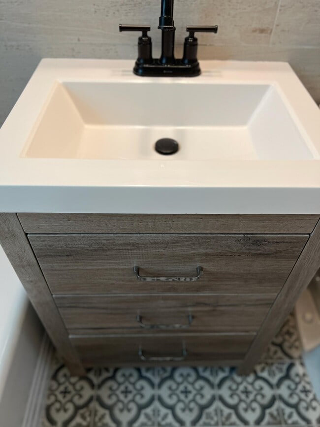 Building Photo - 515 N 7th St