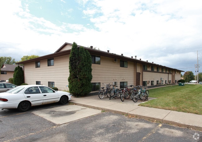 Sheridan Court Apartments - Falcon Heights