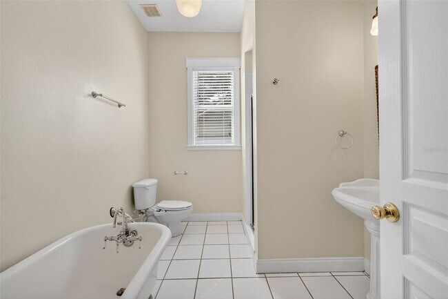Building Photo - 6827 S Trask St