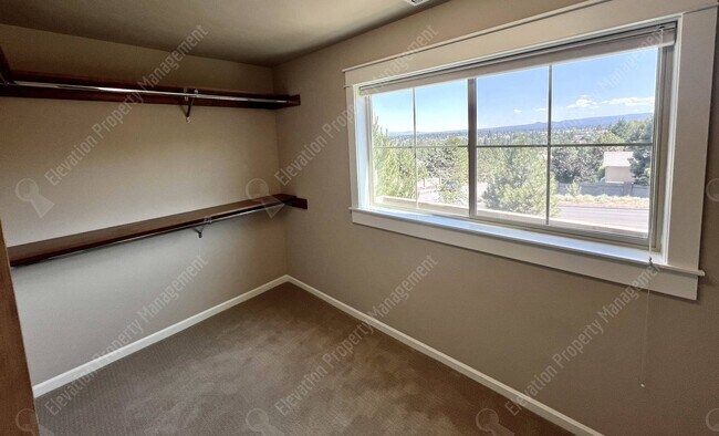 Building Photo - 4 BR - 2.5 BA Luxury Golf Course Living on...