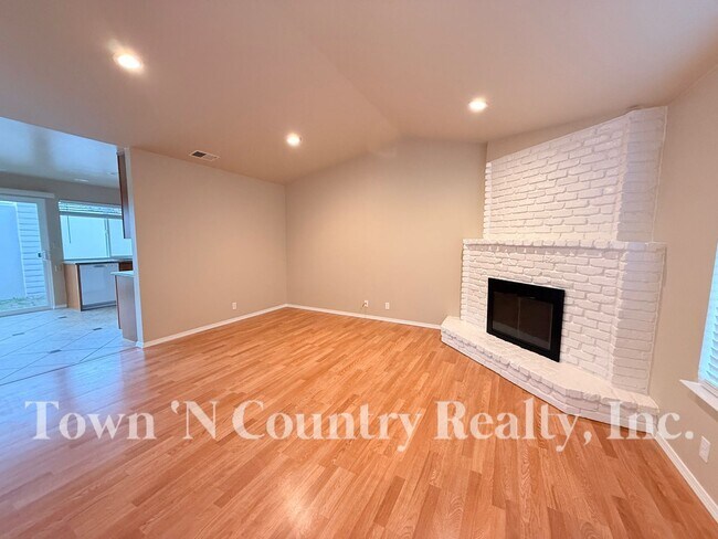 Building Photo - 1720 Cherokee Dr