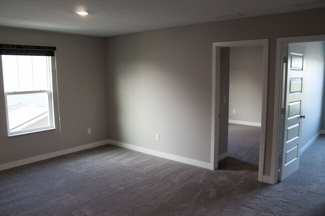 Building Photo - Spacious Move In Ready 5 BR in Avon!