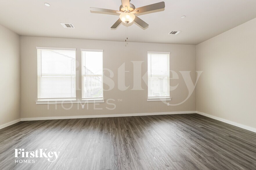 Building Photo - 305 N Centro Cir