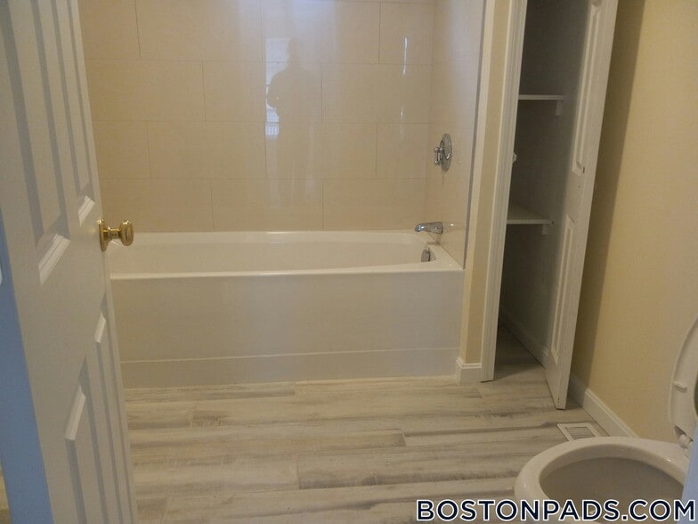 Building Photo - 207 Harvard St