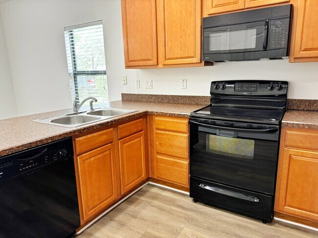 Building Photo - 3BR/2.5BA Paloma Townhome. Bright & Comfortable!