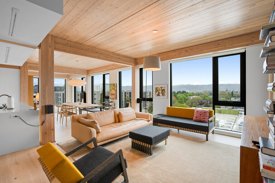 Building Photo - 12 NE Fremont St