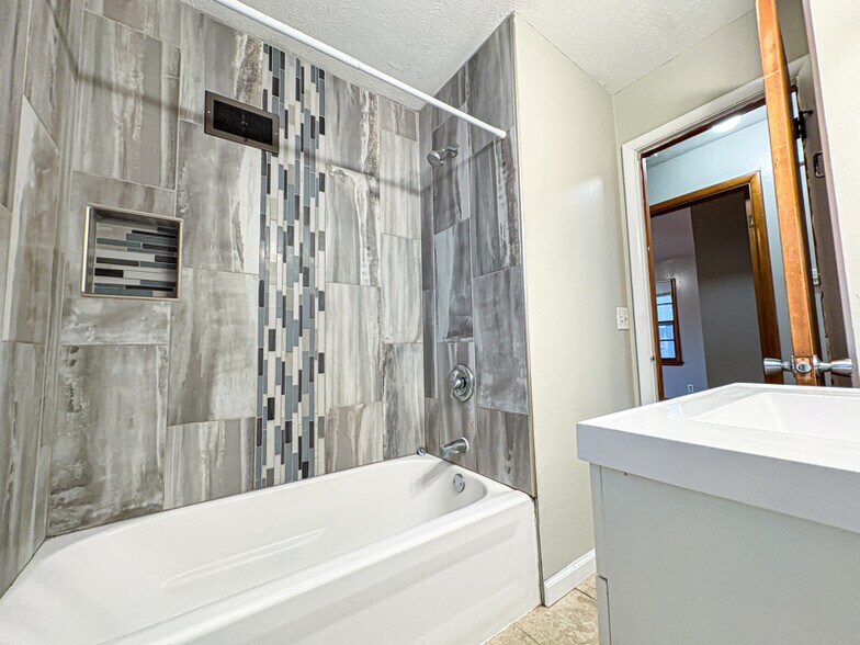 Building Photo - 5618 Huntington Ave