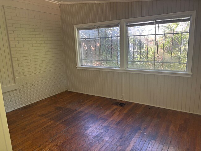 Building Photo - 389 Hodges St