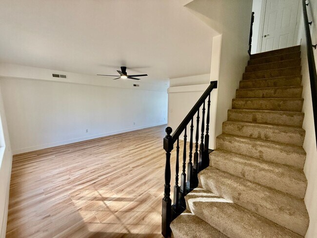 Building Photo - Remodeled 3-BR Lexington Townhome - End Unit