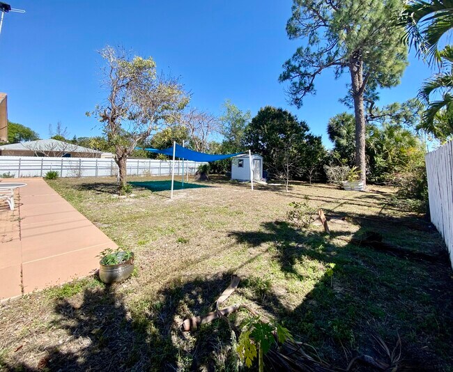 Building Photo - 938 Sumter Rd E