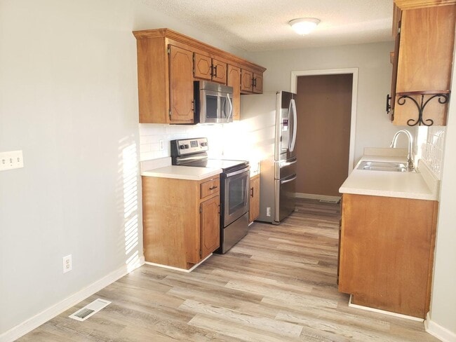 Building Photo - Close to Post! No Carpet! Lovely 3 Bed/2 Bath fenced in backyard!